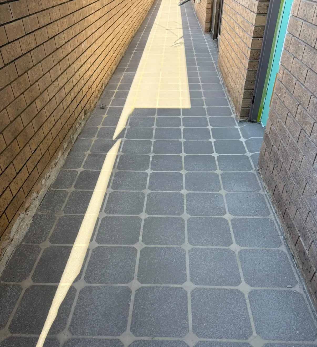 Side path finished in stencilled spray pave